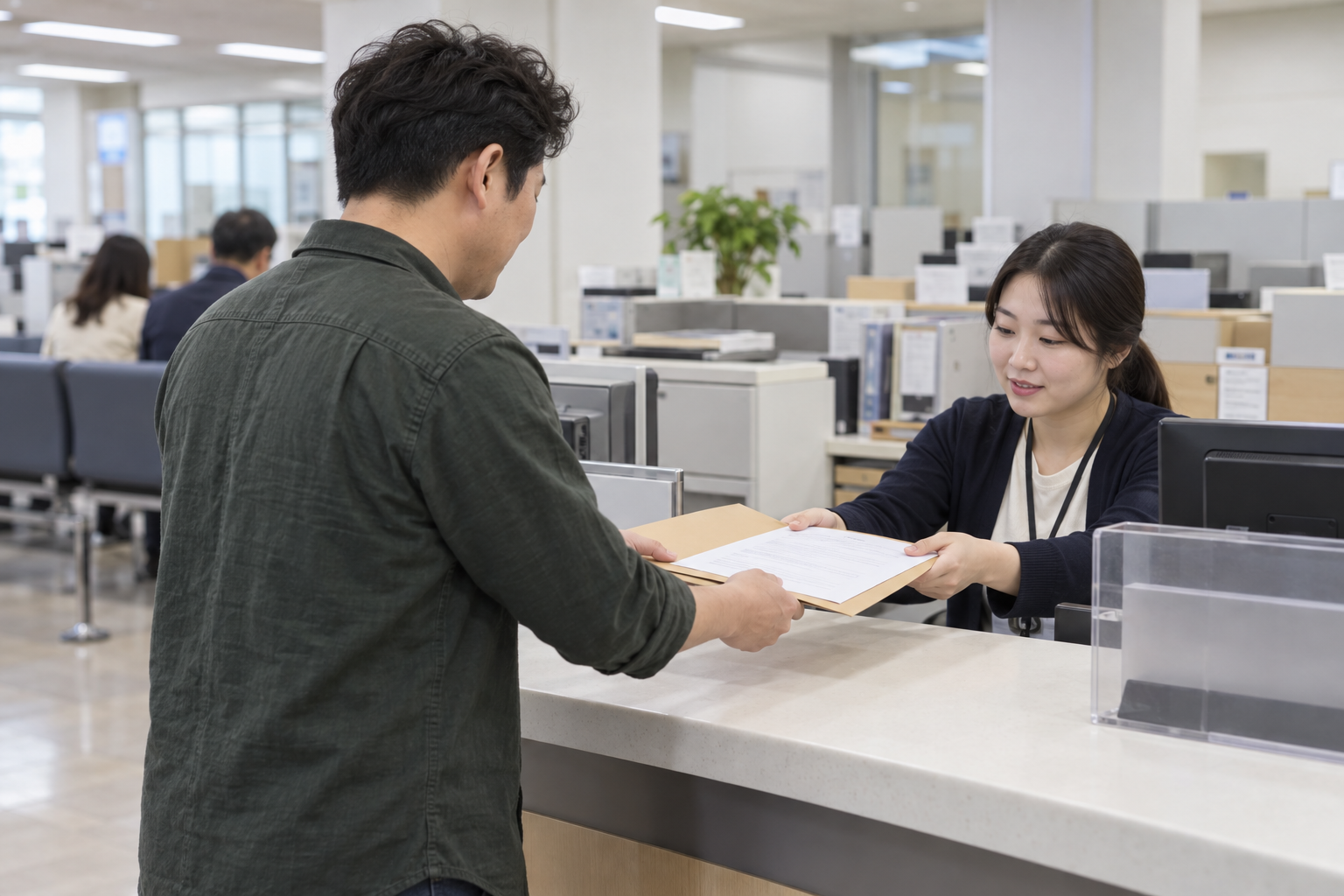 음식점 영업신고와 사업자등록 관련 서류를 관공서 민원창구에서 접수하는 모습
